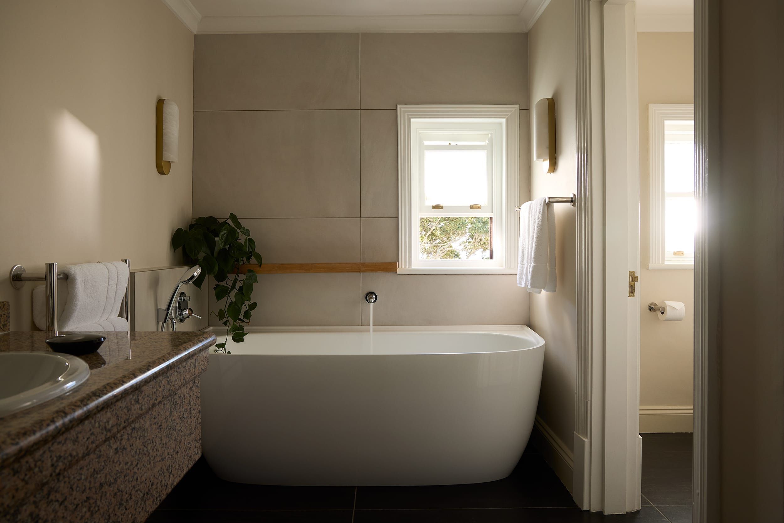 En-suite bathroom of the Deluxe House Room