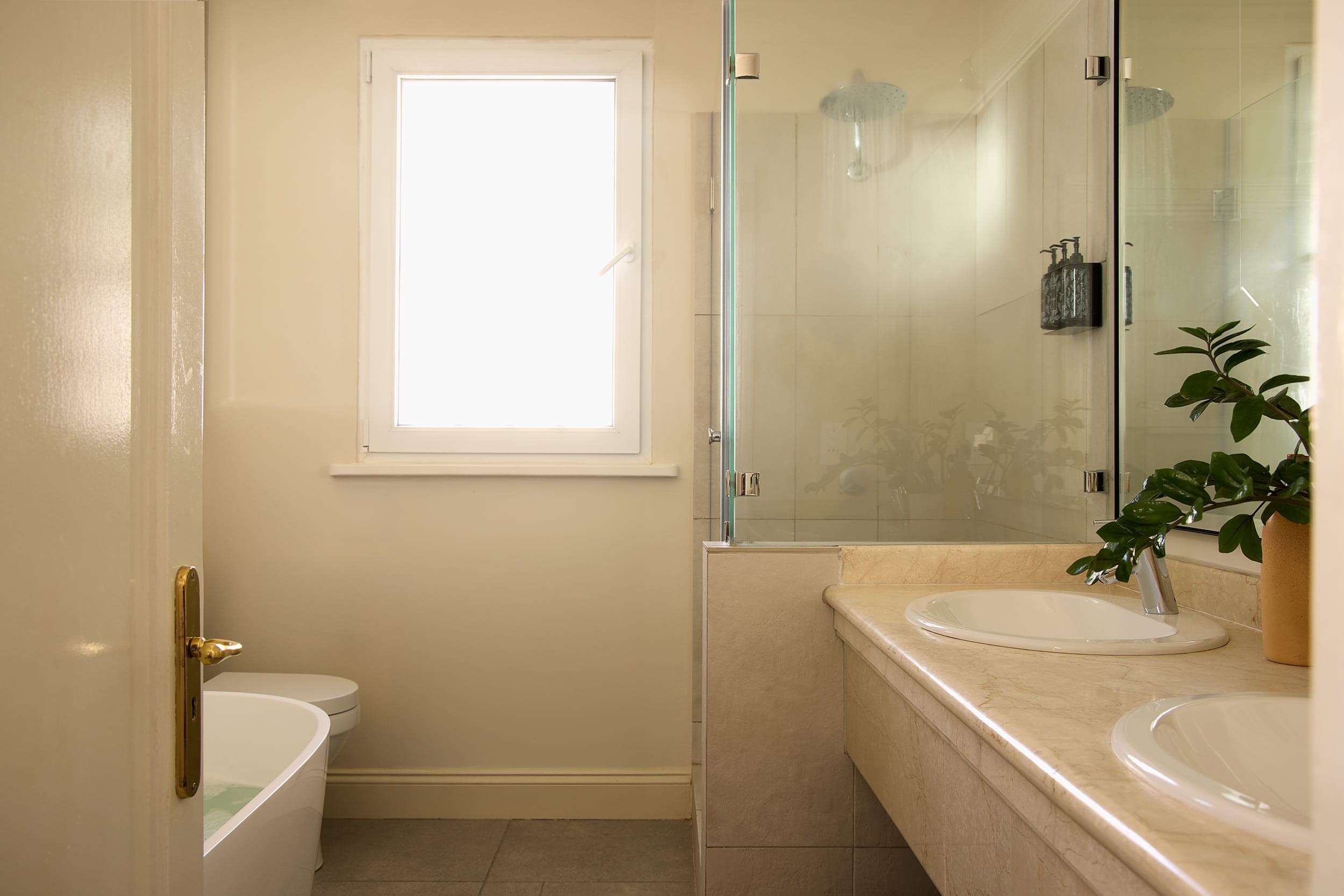 En-suite bathroom of the Deluxe House Room