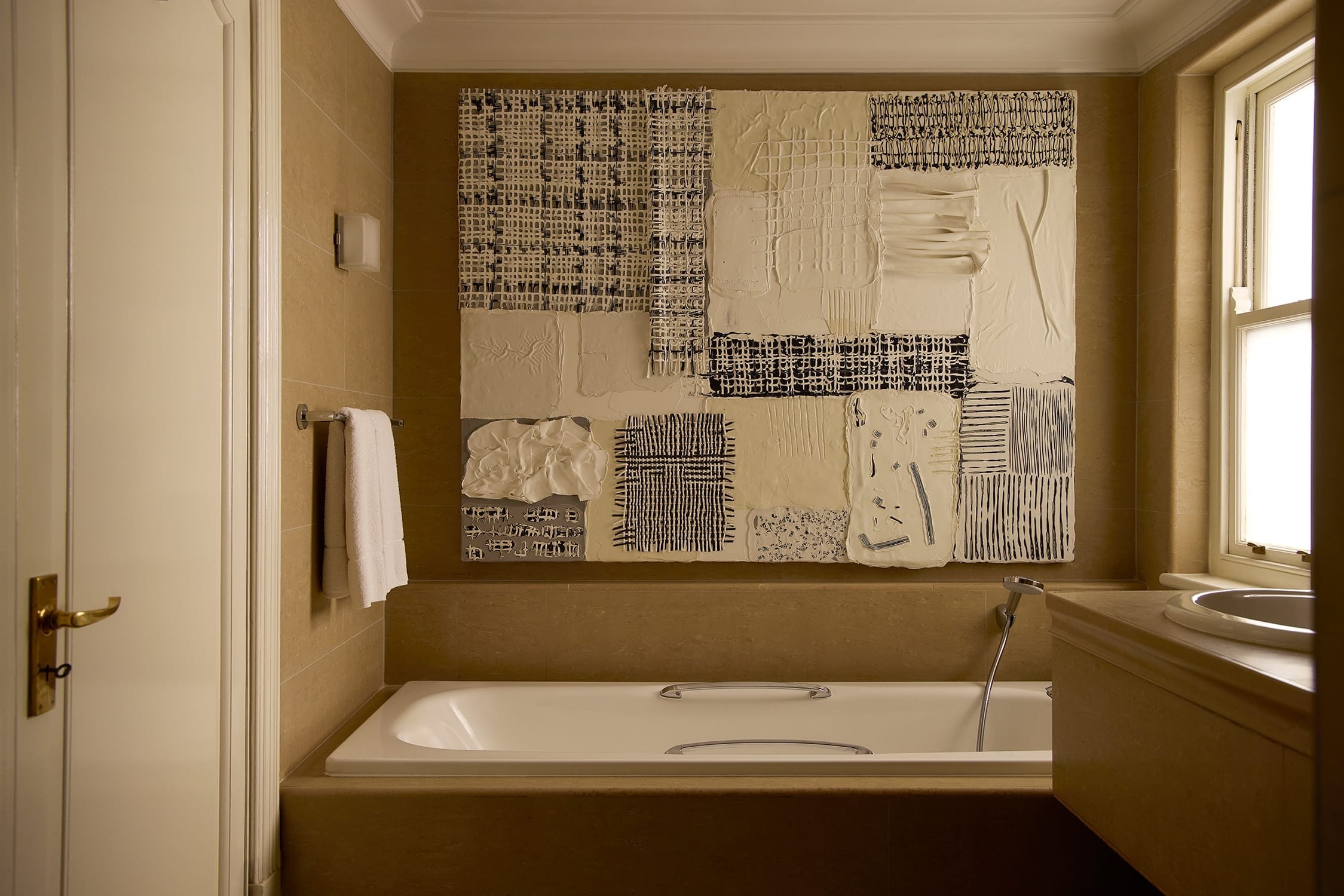 En-suite bathroom of the Deluxe House Room