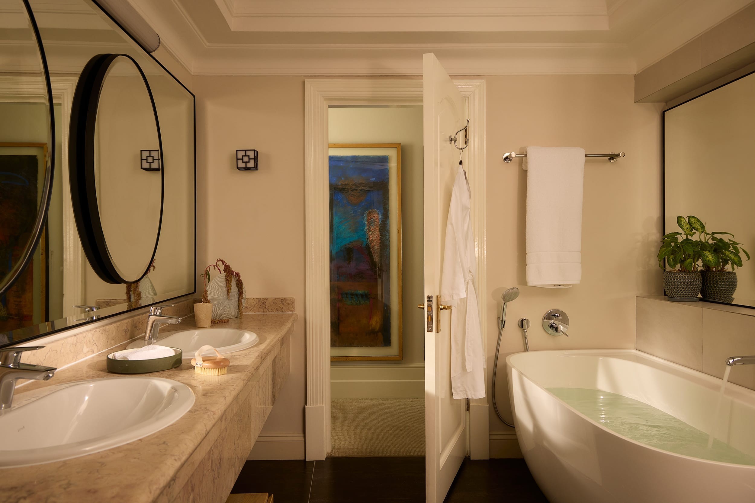 En-suite bathroom of the Deluxe House Room
