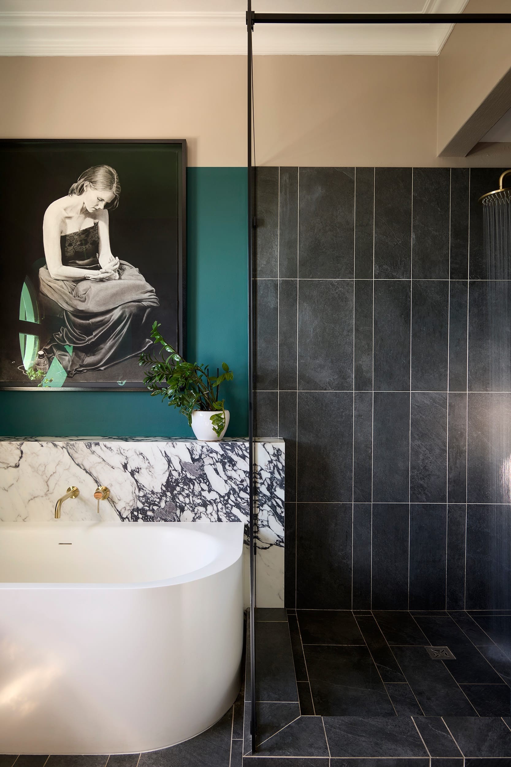 En-suite bathroom of the Deluxe House Room