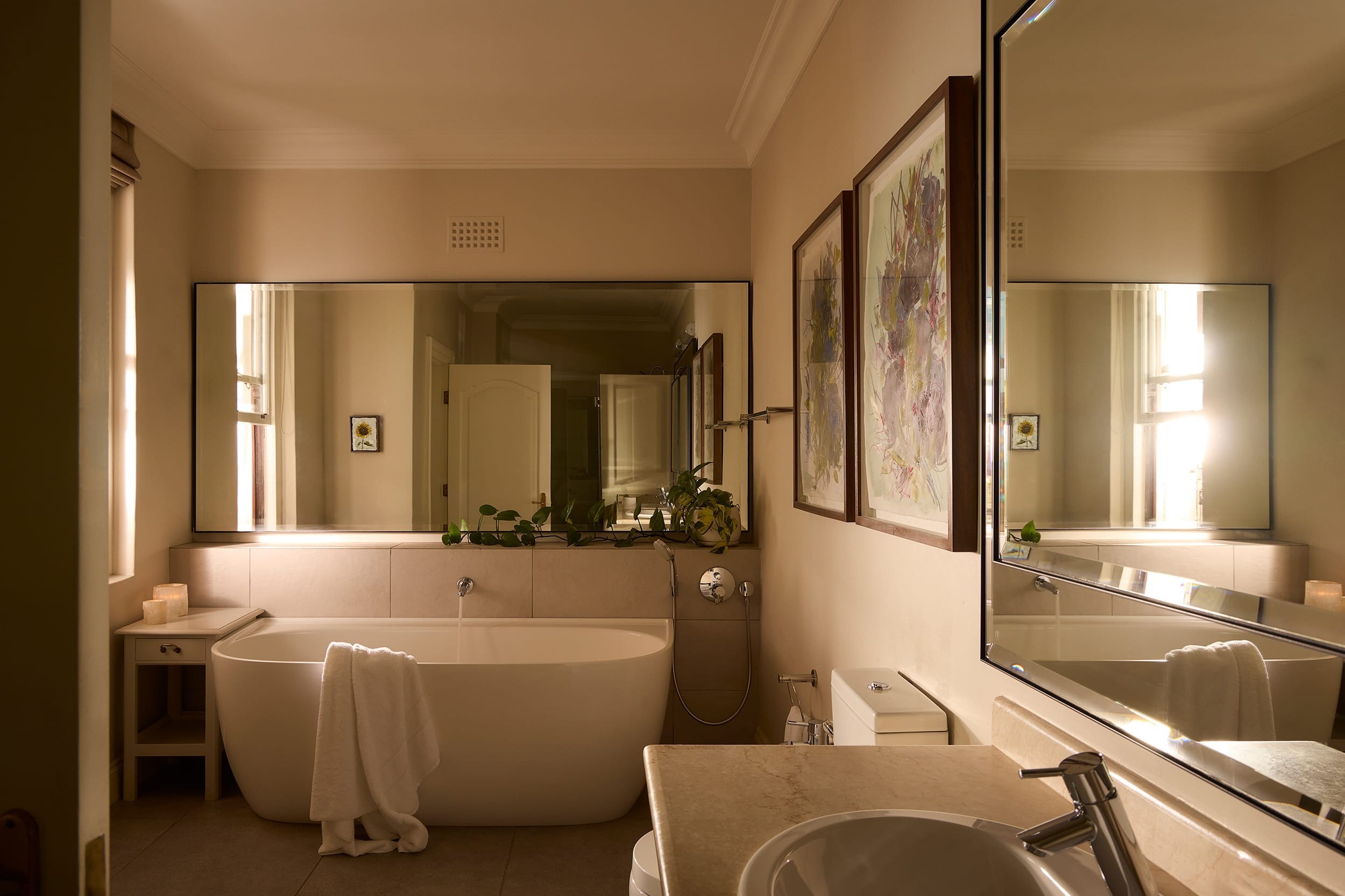 En-suite bathroom of the Deluxe House Room