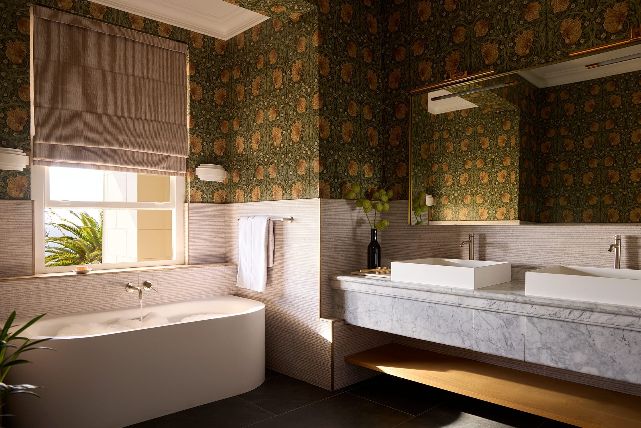 En-suite bathroom of the Deluxe House Room