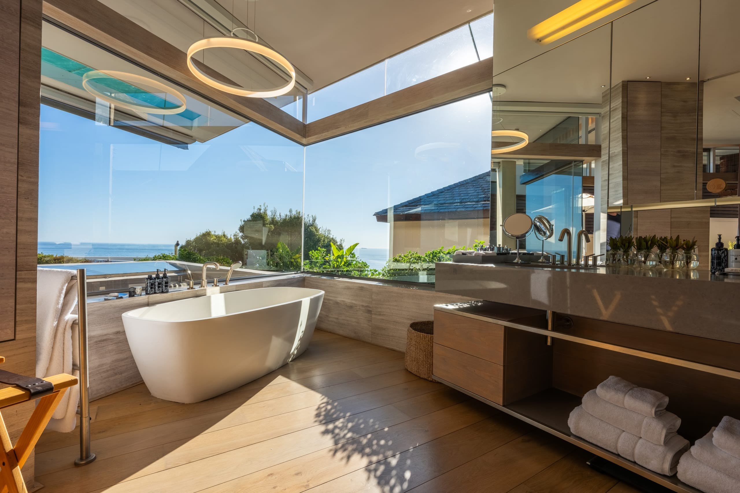 Natural light filters through the residence, illuminating spaces crafted for shared moments, quietude and a constant, visceral link to the ocean.n