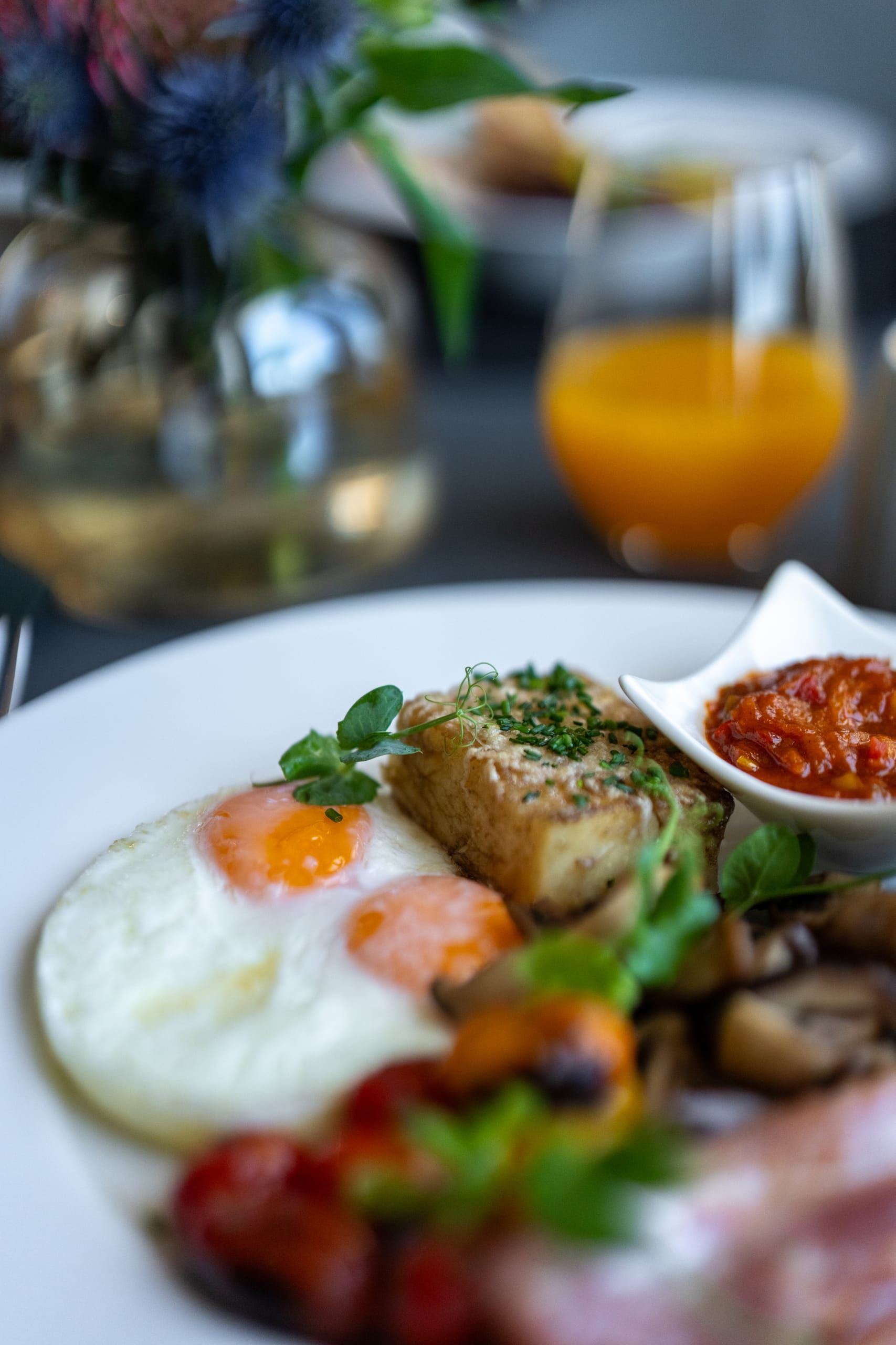 Breakfast above the Atlantic