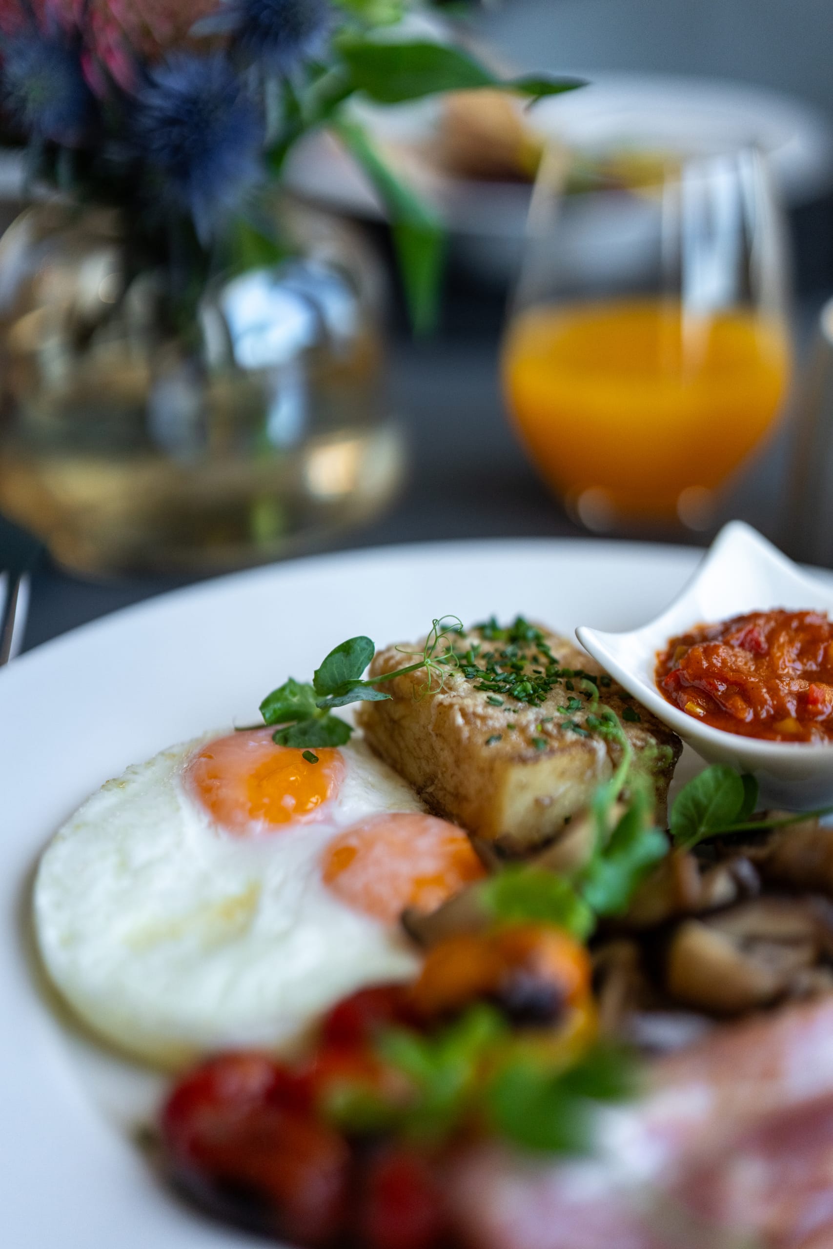 Breakfast above the Atlantic